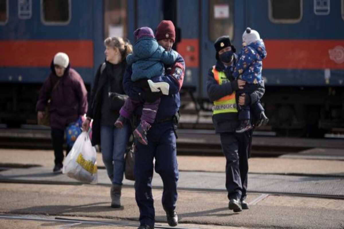 Беженцы с Украины. Фото https://vesti.az/xeber/v-mire/oon-za-sutki-v-sosednie-s-ukrainoi-strany-pribyli-bolee-32-tys-bezencev-461347 Беженцы с Украины. Фото https://vesti.az/xeber/v-mire/oon-za-sutki-v-sosednie-s-ukrainoi-strany-pribyli-bolee-32-tys-bezencev-461347