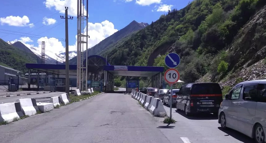 Пункт пропуска на границе с Грузией. Фото http://www.ossetia.tv/2020/09/14/ogranicheniia-na-peresechenie-granicy-mejdy-ujnoi-osetiei-i-rf-snimautsia-v-polnoch/ Пункт пропуска на границе с Грузией. Фото http://www.ossetia.tv/2020/09/14/ogranicheniia-na-peresechenie-granicy-mejdy-ujnoi-osetiei-i-rf-snimautsia-v-polnoch/