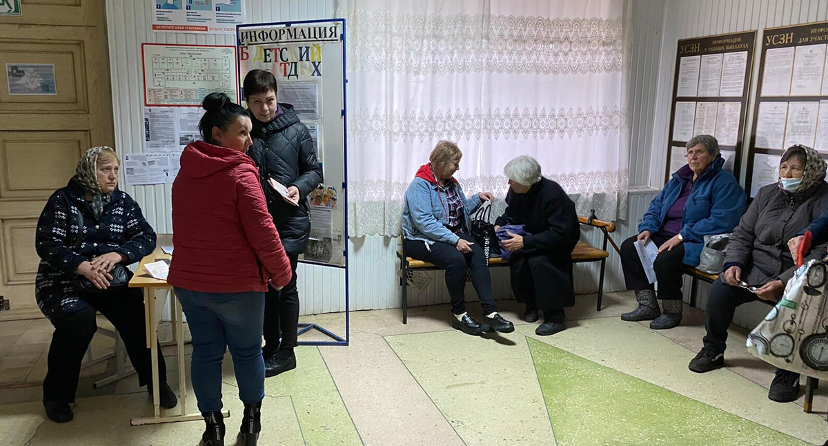 Жители Донбасса оформляют документы в администрации Красного Сулина. Фото корреспондента "Кавказского узла" Жители Донбасса оформляют документы в администрации Красного Сулина. Фото корреспондента "Кавказского узла"