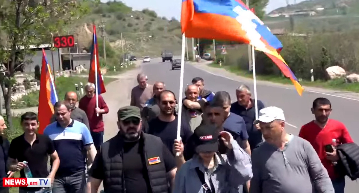 Оппозиционеры и их сторонники начали шествие из Тавушской области Армении в Ереван, требуя не допустить пересмотра статуса Нагорного Карабаха. Кадр видео https://www.youtube.com/watch?v=1fv9skd4yo0 Оппозиционеры и их сторонники начали шествие из Тавушской области Армении в Ереван, требуя не допустить пересмотра статуса Нагорного Карабаха. Кадр видео https://www.youtube.com/watch?v=1fv9skd4yo0