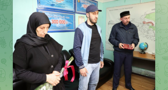 награда танкиста Шахбана Омарасхабова вручается его родственникам. Фото https://t.me/kizray/2057 награда танкиста Шахбана Омарасхабова вручается его родственникам. Фото https://t.me/kizray/2057