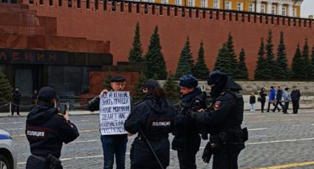 Сотрудники полиции заинтересовались пикетом Олега Орлова. Москва, 10 апреля 2022 года. Фото: Правозащитный центр "Мемориал"* https://t.me/polniypc/2219 Сотрудники полиции заинтересовались пикетом Олега Орлова. Москва, 10 апреля 2022 года. Фото: Правозащитный центр "Мемориал"* https://t.me/polniypc/2219