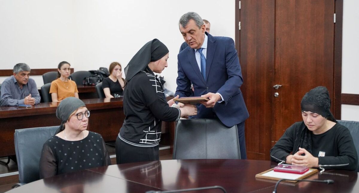 Сергей Меняйло вручает ордена Мужества семьям погибших уроженцев Северной Осетии 30 апреля 2022 года. Фото: пресс-служба главы Северной Осетии http://alania.gov.ru/news/10923 Сергей Меняйло вручает ордена Мужества семьям погибших уроженцев Северной Осетии 30 апреля 2022 года. Фото: пресс-служба главы Северной Осетии http://alania.gov.ru/news/10923