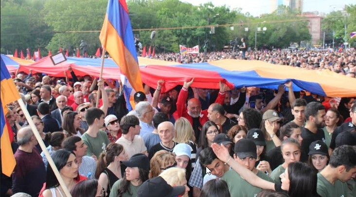 Митинг оппозиции в Ереване 1 мая 2022 года. Фото Тиграна Петросяна для "Кавказского узла". Митинг оппозиции в Ереване 1 мая 2022 года. Фото Тиграна Петросяна для "Кавказского узла".
