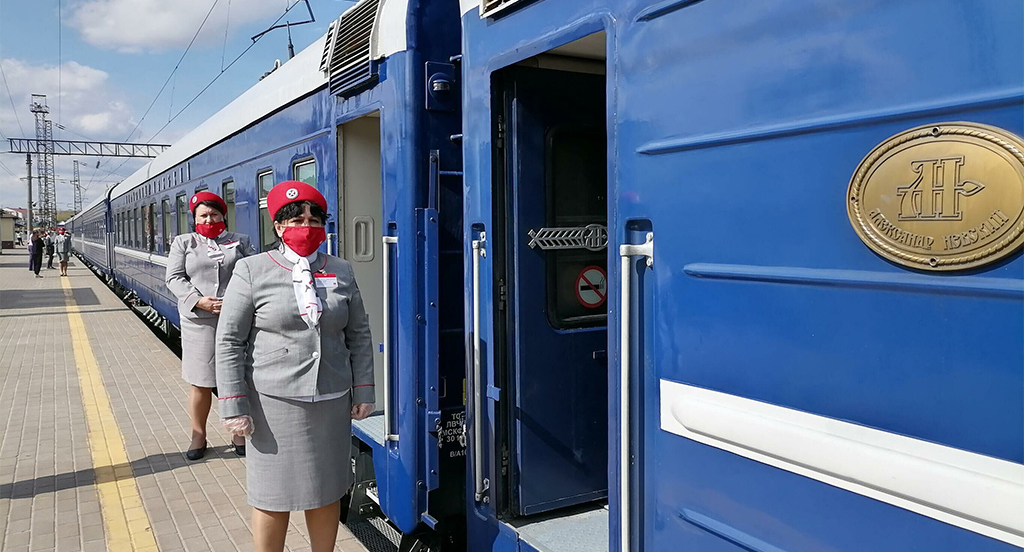 Сотрудники туристического поезда "Жемчужина Кавказа". Фото http://www.pitert.ru/news/caucasus-cruise-by-train Сотрудники туристического поезда "Жемчужина Кавказа". Фото http://www.pitert.ru/news/caucasus-cruise-by-train