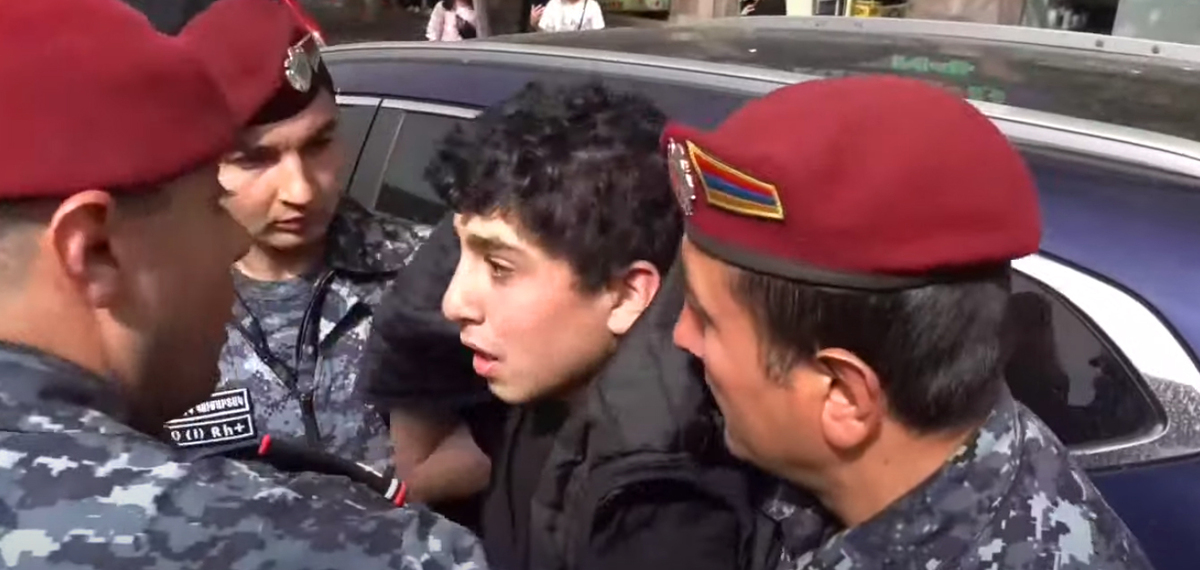 Задержание противников Пашиняна, перекрывших улицы в Ереване. Кадр видео NEWS AM https://www.youtube.com/watch?v=KZSYLsi0WFk Задержание противников Пашиняна, перекрывших улицы в Ереване. Кадр видео NEWS AM https://www.youtube.com/watch?v=KZSYLsi0WFk
