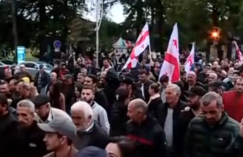 Сторонники Михаила Саакашвили во время акции в его поддержку. Стопкадр из видео на странице https://rustavi2.ge/ka/news/228667 Сторонники Михаила Саакашвили во время акции в его поддержку. Стопкадр из видео на странице https://rustavi2.ge/ka/news/228667
