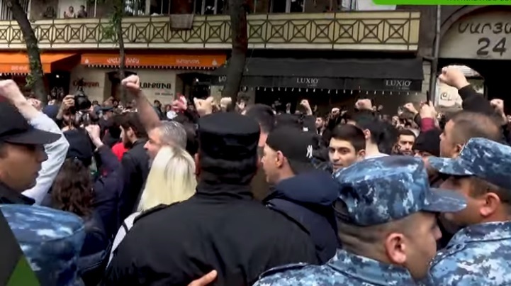 Акция армянской оппозиции в Ереване. Скриншот с видео "Кавказского узла" https://www.youtube.com/watch?v=hdoW5pLx9UQ Акция армянской оппозиции в Ереване. Скриншот с видео "Кавказского узла" https://www.youtube.com/watch?v=hdoW5pLx9UQ