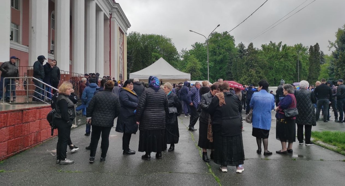 Избиратели, пришедшие голосовать к ДК металлургов. Владикавказ, 8 мая 2022 года. Фото корреспондента "Кавказского узла". Избиратели, пришедшие голосовать к ДК металлургов. Владикавказ, 8 мая 2022 года. Фото корреспондента "Кавказского узла".