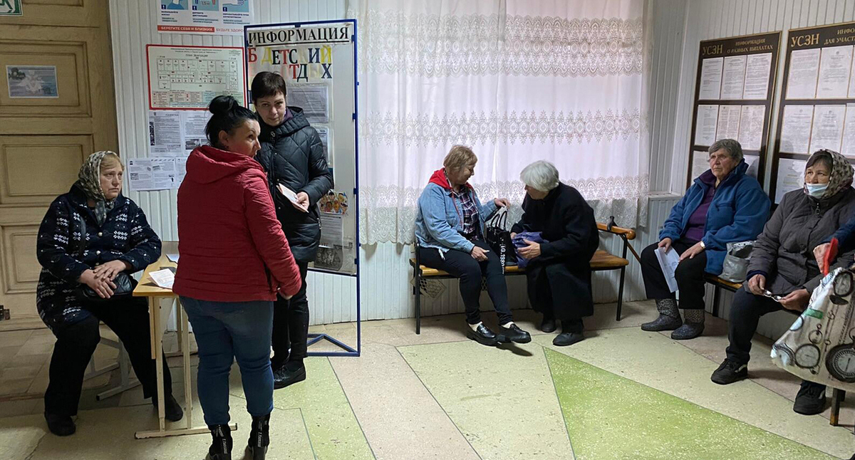 Жители Донбасса оформляют документы в администрации Красного Сулина. Фото корреспондента "Кавказского узла". Жители Донбасса оформляют документы в администрации Красного Сулина. Фото корреспондента "Кавказского узла".