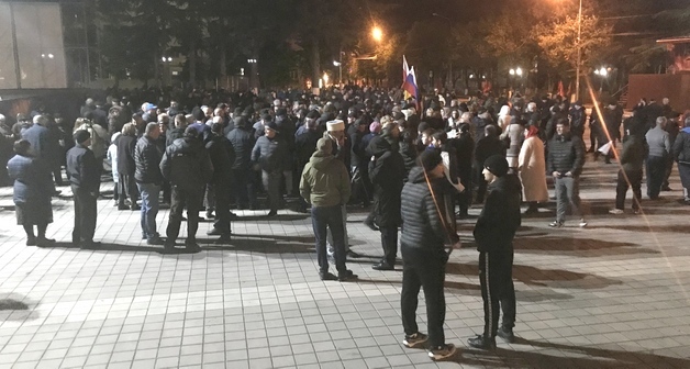 Жители Цхинвала на площади. 8 мая 2022 года. Фото корреспондента "Кавказского узла". Жители Цхинвала на площади. 8 мая 2022 года. Фото корреспондента "Кавказского узла".