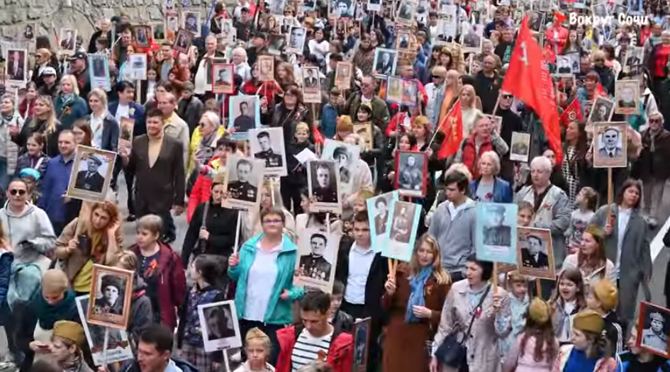 Акция "Бессмертный полк" в Сочи 9 мая 2022 года. Скриншот видео на Youtube-канале "Вокруг Сочи". Акция "Бессмертный полк" в Сочи 9 мая 2022 года. Скриншот видео на Youtube-канале "Вокруг Сочи".