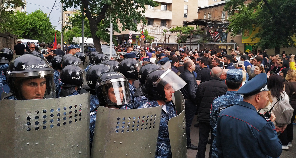 Сотрудники полиции во время акции в Ереване. Фото Армине Мартиросян для "Кавказского узла Сотрудники полиции во время акции в Ереване. Фото Армине Мартиросян для "Кавказского узла