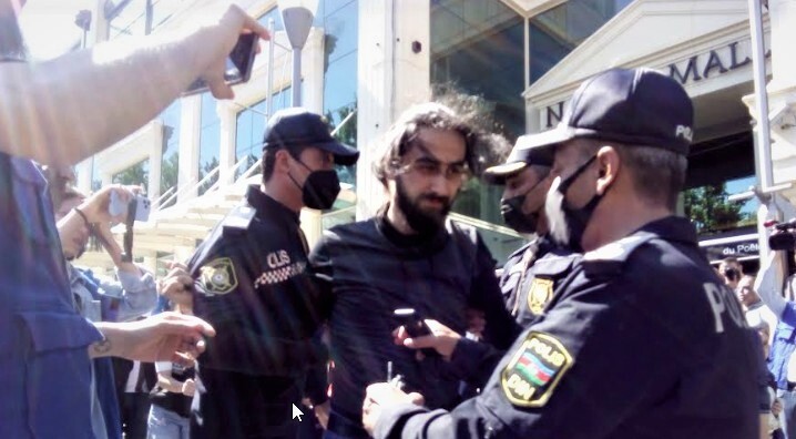 Задержание участника акции в поддержку Айтен Мамедовой. Баку, 14 мая 2022 года. Фото Камала Али для "Кавказского узла". Задержание участника акции в поддержку Айтен Мамедовой. Баку, 14 мая 2022 года. Фото Камала Али для "Кавказского узла".
