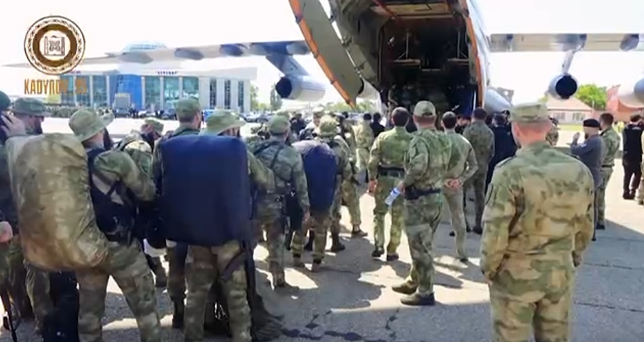 Отправка добровольцев из Чечни. Кадр видео из Telegram-канала Рамзана Кадырова https://t.me/RKadyrov_95/2099 Отправка добровольцев из Чечни. Кадр видео из Telegram-канала Рамзана Кадырова https://t.me/RKadyrov_95/2099