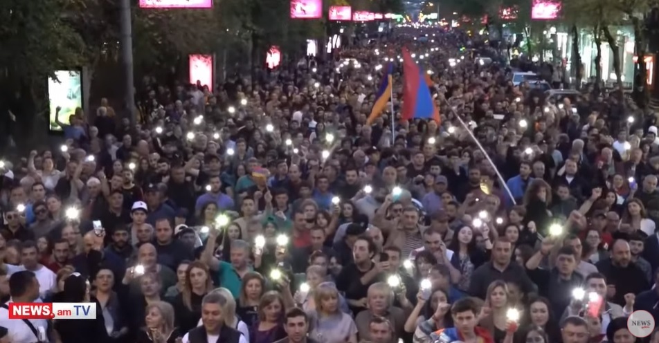 Акция протеста оппозиции в Ереване 15 мая, скришот с ролика издания News.am в Youtube https://www.youtube.com/watch?v=xwJ2zDsHWWE Акция протеста оппозиции в Ереване 15 мая, скришот с ролика издания News.am в Youtube https://www.youtube.com/watch?v=xwJ2zDsHWWE