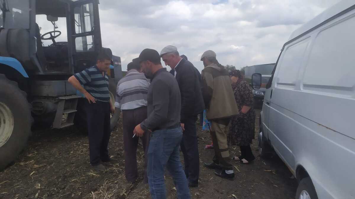 Жители Совхозного пытаются помешать арендаторам приступить к весенне-полевым работам. Фото Зеры Кяровой, предоставлено "Кавказскому узлу" автором снимка. Жители Совхозного пытаются помешать арендаторам приступить к весенне-полевым работам. Фото Зеры Кяровой, предоставлено "Кавказскому узлу" автором снимка.