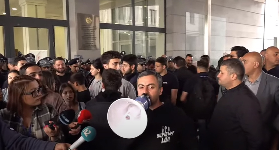 Активисты заблокировали правительственный корпус, в котором расположен МИД Армении. Кадр видео NEWS AM
 https://www.youtube.com/watch?v=L3eU-kSex74