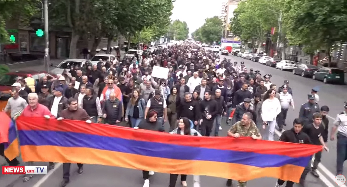 Шествие движения "Сопротивление" от площади Франции дошло до здания МИД в Ереване. Кадр видео NEWS AM
https://www.youtube.com/watch?v=L3eU-kSex74 Шествие движения "Сопротивление" от площади Франции дошло до здания МИД в Ереване. Кадр видео NEWS AM
https://www.youtube.com/watch?v=L3eU-kSex74
