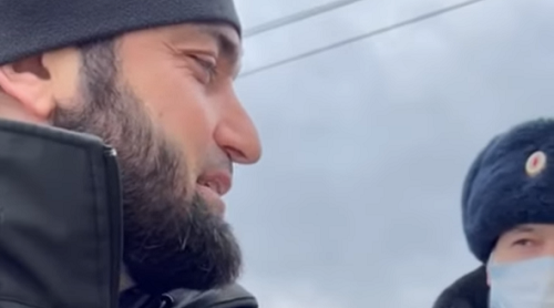 Рамазан Наждуев беседует с полицейским на дороге. Кадр видео ПЦ "Мемориал"* www.youtube.com/watch?v=SY1w-owZDTM Рамазан Наждуев беседует с полицейским на дороге. Кадр видео ПЦ "Мемориал"* www.youtube.com/watch?v=SY1w-owZDTM