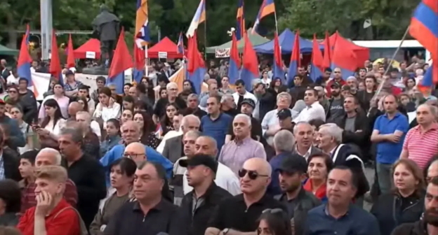 Митинг в Ереване 19 мая, стоп-кадр видео канала Yerkir Daily https://www.youtube.com/watch?v=Gaj1FJ-D7mg Митинг в Ереване 19 мая, стоп-кадр видео канала Yerkir Daily https://www.youtube.com/watch?v=Gaj1FJ-D7mg
