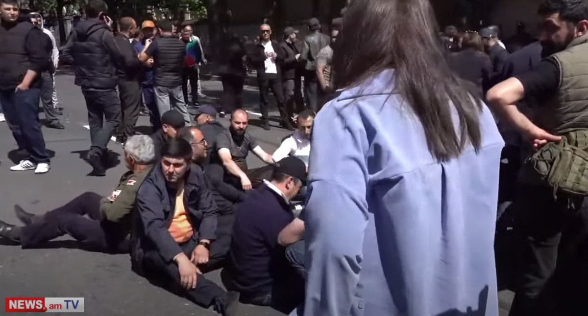 Оппозиция в Ереване заблокировала резиденцию президента. Кадр видео  NEWS AM
 https://www.youtube.com/watch?v=L3eU-kSex74