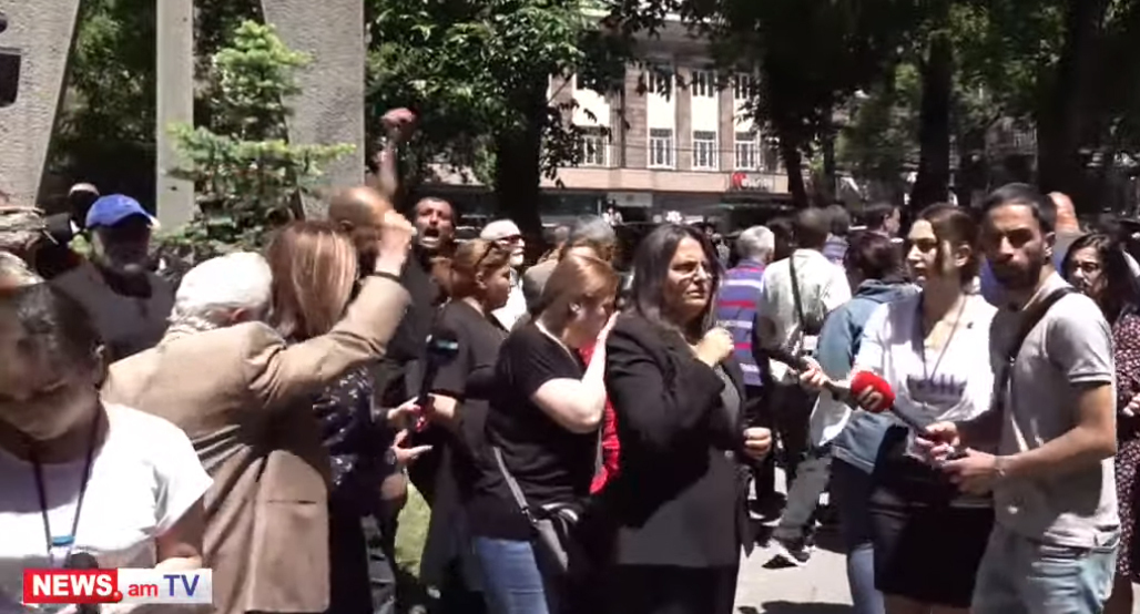 Акция оппозиции в Ереване. Кадр видео NEWS AM
https://www.youtube.com/watch?v=4Jh3_fE7acE Акция оппозиции в Ереване. Кадр видео NEWS AM
https://www.youtube.com/watch?v=4Jh3_fE7acE