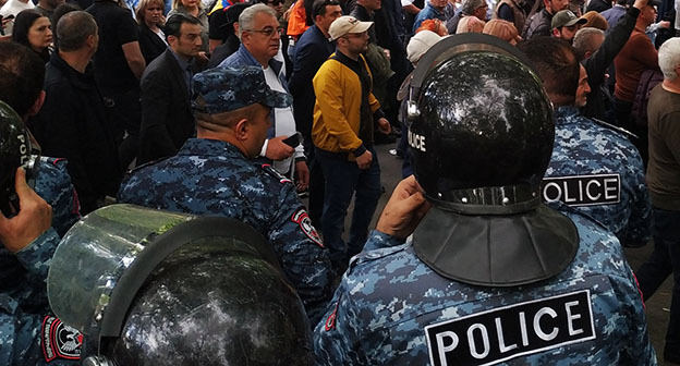 Сотрудники полиции во время акции протеста. Фото Армине Мартиросян для "Кавказского узла" Сотрудники полиции во время акции протеста. Фото Армине Мартиросян для "Кавказского узла"