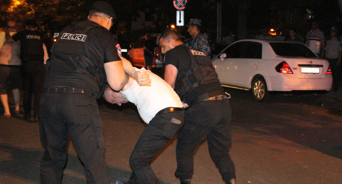 Задержания на акции протеста в Ереване 3 июня. Фото Тиграна Петросяна для "Кавказского узла" Задержания на акции протеста в Ереване 3 июня. Фото Тиграна Петросяна для "Кавказского узла"