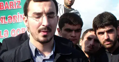Талех Багирзаде (слева). Кадр из видео пользователя Muxtar Seqafi https://www.youtube.com/watch?v=oRoOTaTECIQ Талех Багирзаде (слева). Кадр из видео пользователя Muxtar Seqafi https://www.youtube.com/watch?v=oRoOTaTECIQ