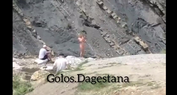 Туристка купальнике на Хучнинском водопаде. Кадр видео https://vk.com/wall-74219800_1392693 Туристка купальнике на Хучнинском водопаде. Кадр видео https://vk.com/wall-74219800_1392693