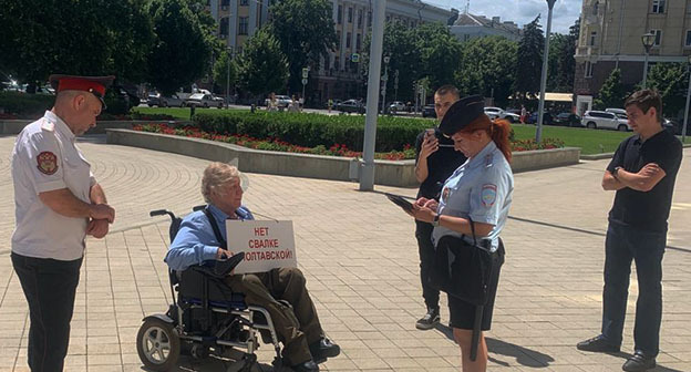 Пикет у администрации края инвалида Трубачева Юрия. Фото Светланы Кравченко для "Кавказского узла" Пикет у администрации края инвалида Трубачева Юрия. Фото Светланы Кравченко для "Кавказского узла"