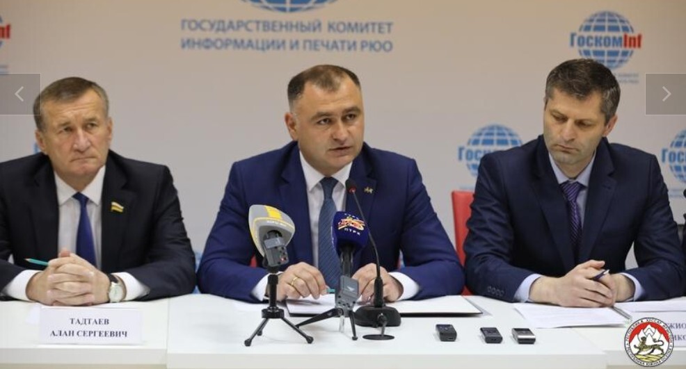 Алан Гаглоев (в центре) выступает на пресс-конференции в Цхинвале 21 июня 2022 года. Фото: пресс-служба президента Южной Осетии. https://presidentruo.org/press-konferenciya-po-itogam-rabochej-poezdki-v-moskvu/ Алан Гаглоев (в центре) выступает на пресс-конференции в Цхинвале 21 июня 2022 года. Фото: пресс-служба президента Южной Осетии. https://presidentruo.org/press-konferenciya-po-itogam-rabochej-poezdki-v-moskvu/