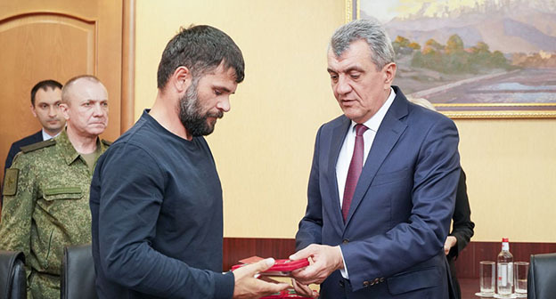 Сергей Меняйло (справа) передал ордена Мужества семьям военнослужащих, погибших на Украине. Фото: https://alaniatv.ru Сергей Меняйло (справа) передал ордена Мужества семьям военнослужащих, погибших на Украине. Фото: https://alaniatv.ru