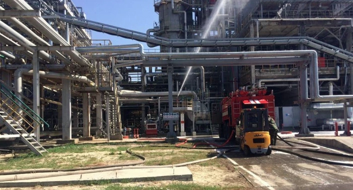 Ликвилация возгорания на нефтезаводе в Новошахтинске. Фото: пресс-служба ГУ МЧС по Ростовской области Ликвилация возгорания на нефтезаводе в Новошахтинске. Фото: пресс-служба ГУ МЧС по Ростовской области