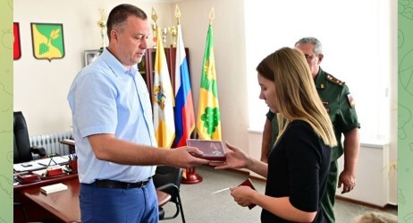 Вручение награды родным Владимира Яковенко. Скриншот сообщения в Telegram-канале главы Буденновска Андрея Соколова. https://t.me/andrei_sokolov2626/2269 Вручение награды родным Владимира Яковенко. Скриншот сообщения в Telegram-канале главы Буденновска Андрея Соколова. https://t.me/andrei_sokolov2626/2269