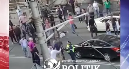 ДТП с участием машины из Кортежа Пашиняна. Кадр видео Politik.am https://www.youtube.com/watch?v=r4e8BHweYs8 ДТП с участием машины из Кортежа Пашиняна. Кадр видео Politik.am https://www.youtube.com/watch?v=r4e8BHweYs8