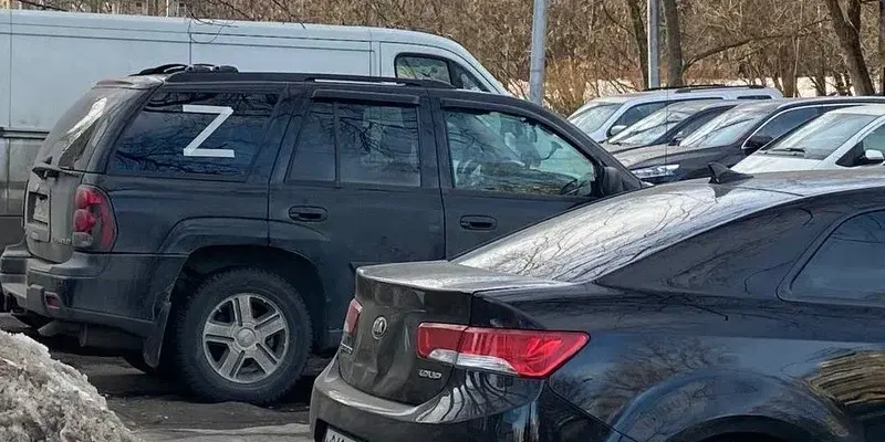 Машина со знаком Z. Фото https://yandex.ru/news/story/VNalchike_otec_zastavil_devochku_otdirat_naklejku_Z_schuzhoj_mashiny--67c07ddc880b34591953d27220d2df84 Машина со знаком Z. Фото https://yandex.ru/news/story/VNalchike_otec_zastavil_devochku_otdirat_naklejku_Z_schuzhoj_mashiny--67c07ddc880b34591953d27220d2df84