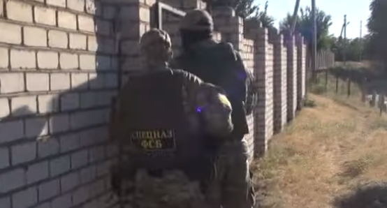 Задержание подозреваемых жителей Волгоградской области. Кадр видео пресс-службы УФСБ https://www.youtube.com/watch?v=CU9nd40DhY0 Задержание подозреваемых жителей Волгоградской области. Кадр видео пресс-службы УФСБ https://www.youtube.com/watch?v=CU9nd40DhY0