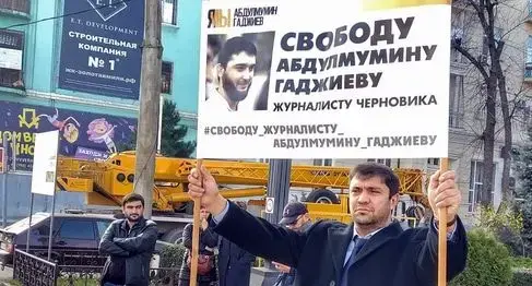 Учредитель "Черновика" Магди Камалов проводит одиночный пикет в поддержку Абдулмумина Гаджиева. Махачкала, 11 ноября 2019 года. Фото Ильяса Капиева для "Кавказского узла". Учредитель "Черновика" Магди Камалов проводит одиночный пикет в поддержку Абдулмумина Гаджиева. Махачкала, 11 ноября 2019 года. Фото Ильяса Капиева для "Кавказского узла".