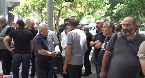 Родители военнослужащих, погибших в осенней войне 2020 года, около здания Генпрокуратуры. Кадр видео NEWS AM
 https://www.youtube.com/watch?v=fKqXu1x6eyc