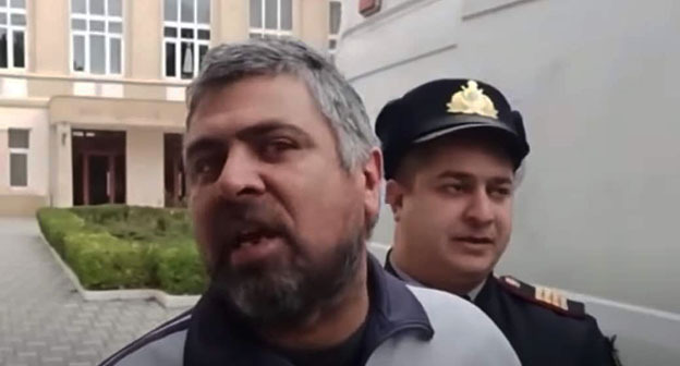 Ализамин Салаев. Скриншот со страницы в Facebook https://www.facebook.com/photo.php?fbid=557490281792370&set=a.108531503354919&type=1&theater Ализамин Салаев. Скриншот со страницы в Facebook https://www.facebook.com/photo.php?fbid=557490281792370&set=a.108531503354919&type=1&theater