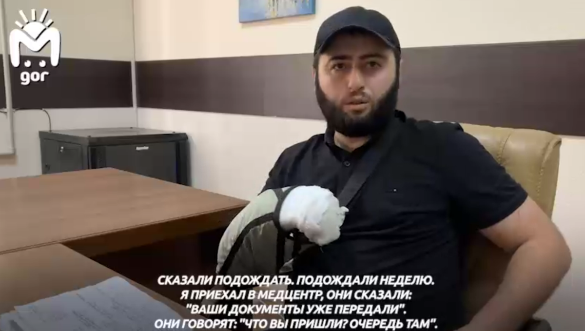 Шалва Ханикаев, чей пострадавший от теракта в Беслане отец умер в ожидании плановой госпитализации. Стоп-кадр видео, опубликованного в Telegram-канале Mash Gor от 27.06.22, https://t.me/mash_gor/1994. Шалва Ханикаев, чей пострадавший от теракта в Беслане отец умер в ожидании плановой госпитализации. Стоп-кадр видео, опубликованного в Telegram-канале Mash Gor от 27.06.22, https://t.me/mash_gor/1994.