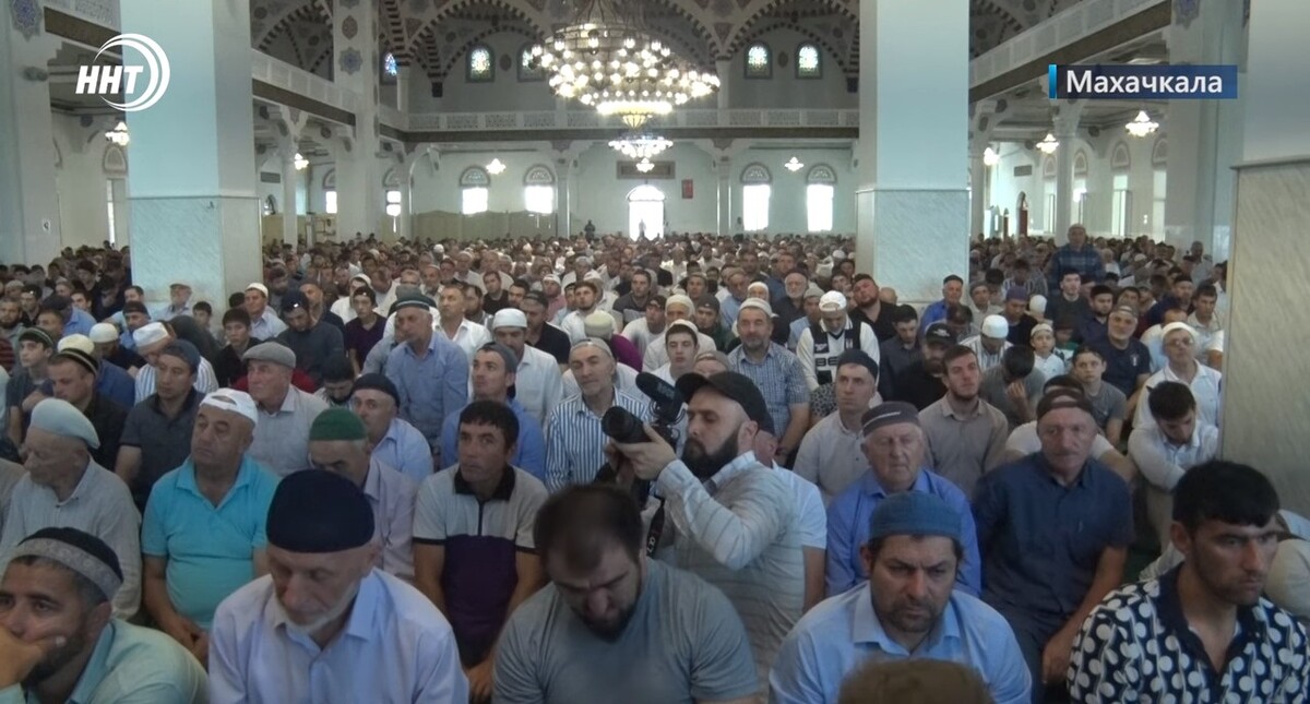 Посетители главной мечети Махачкалы 9 июля 2022 года. Стопкадр из видео https://www.youtube.com/watch?v=y5nPP-SPDmY Посетители главной мечети Махачкалы 9 июля 2022 года. Стопкадр из видео https://www.youtube.com/watch?v=y5nPP-SPDmY