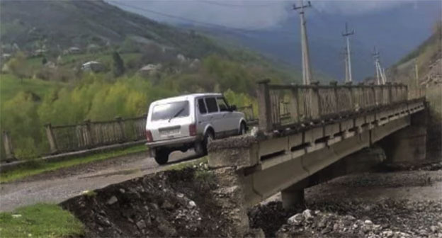 Дорога после того как река Ксан вышла из берегов. Май 2022 г. Фото: пресс-служба Ленингорского района Дорога после того как река Ксан вышла из берегов. Май 2022 г. Фото: пресс-служба Ленингорского района