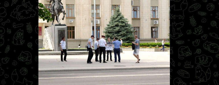 Силовики задержали краснодарца Александра Аксенова. Скриншот видео https://t.me/ovdinfolive/11407 Силовики задержали краснодарца Александра Аксенова. Скриншот видео https://t.me/ovdinfolive/11407