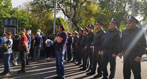 Сотрудники полиции и участники акции протеста возле парламента Армении. Май 2022 г. Фото Армине Мартиросян для "Кавказского узла" Сотрудники полиции и участники акции протеста возле парламента Армении. Май 2022 г. Фото Армине Мартиросян для "Кавказского узла"