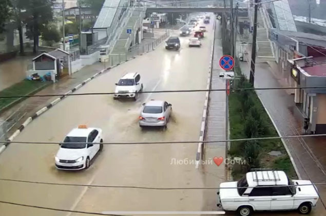 Подтопленная улица в Лазаревском районе Сочи. Стоп-кадр видео на странице https://www.youtube.com/watch?v=tRaimpdcAg4 Подтопленная улица в Лазаревском районе Сочи. Стоп-кадр видео на странице https://www.youtube.com/watch?v=tRaimpdcAg4