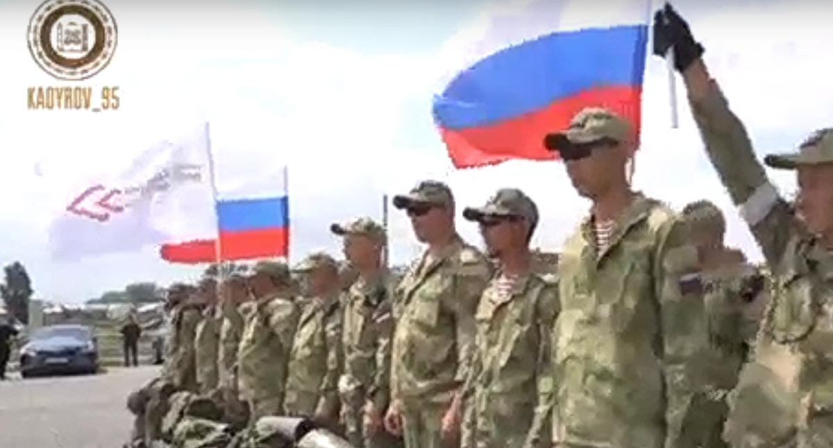Очередная группа добровольцев в аэропорту Грозного перед отправкой в зону проведения специальной военной операции. Кадр видео https://vk.com/kadyr0v_95 Очередная группа добровольцев в аэропорту Грозного перед отправкой в зону проведения специальной военной операции. Кадр видео https://vk.com/kadyr0v_95