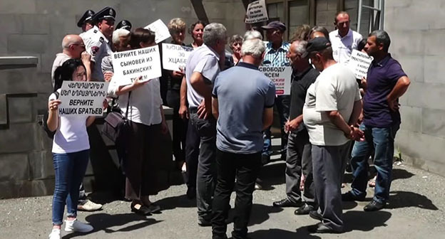 Родные армянских пленных во время акции протеста. Июнь 2022 г. Фото "Armenia Today"https://armeniatoday.news/society-ru/494534/ Родные армянских пленных во время акции протеста. Июнь 2022 г. Фото "Armenia Today"https://armeniatoday.news/society-ru/494534/
